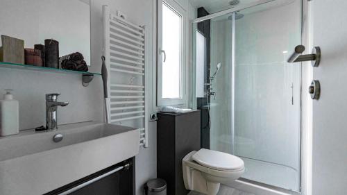ein Bad mit einem WC, einem Waschbecken und einer Dusche in der Unterkunft Nord mobile house in Velenje