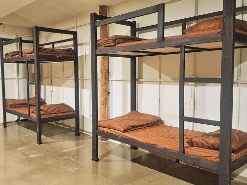 パーイにあるCody Backpackersの二段ベッド3組が備わる部屋
