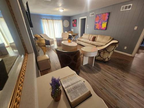 sala de estar con sofá y mesa en Stylish Remodeled 23 Large beds Near Elvis Presley, en Memphis