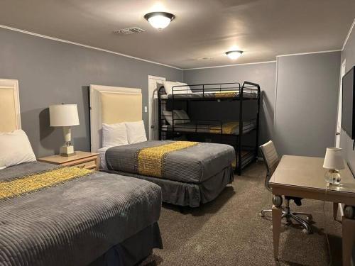 1 dormitorio con 2 camas y 1 litera en Stylish Remodeled 23 Large beds Near Elvis Presley, en Memphis
