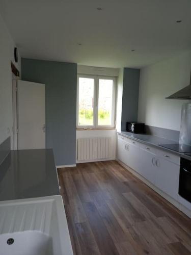 une cuisine vide avec un comptoir et une fenêtre dans l'établissement Holiday home in the Normandy countryside, à La Villette