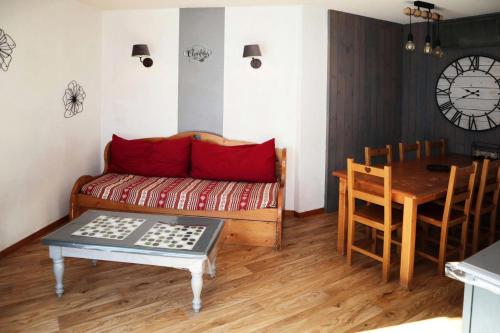 un salon avec un canapé et une table dans l'établissement Résidence Les Colchiques - LES COLCHIQUES N°C208 MAE-9691, aux Orres