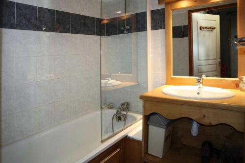 une salle de bain avec un lavabo, une douche et un miroir dans l'établissement Résidence Les Colchiques - LES COLCHIQUES N°C208 MAE-9691, aux Orres