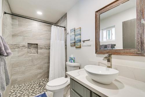 uma casa de banho com um lavatório, um WC e um espelho. em Lake Havasu City Home 4 Mi to London Bridge Beach em Lake Havasu City