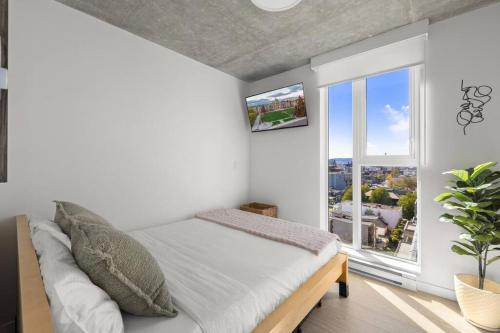 una camera con un letto e una grande finestra di Majestic Views at The Mod a Victoria