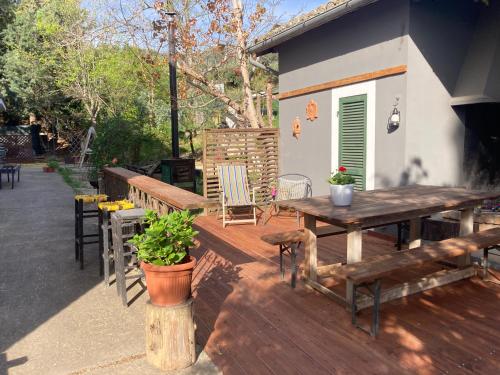 una terraza de madera con mesa y sillas de madera en B&B Chalet tra le vigne, en Atri