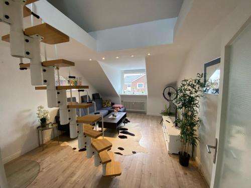 ein Wohnzimmer mit einer Wendeltreppe im Loft in der Unterkunft Mc‘Maggies Atelier in Meerbusch