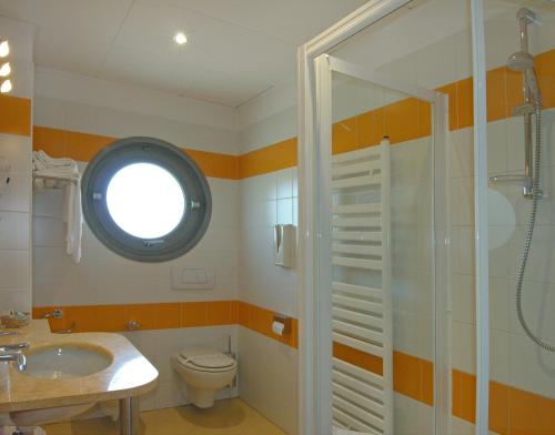 Koupelna v ubytování Hotel Medea