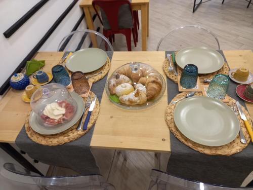 een tafel met borden en kommen met eten erop bij Principe Giardinelli in Piazza Armerina