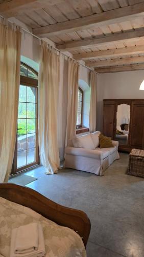 sala de estar con 2 camas y ventana grande en Poganty - Obora, en Giżycko