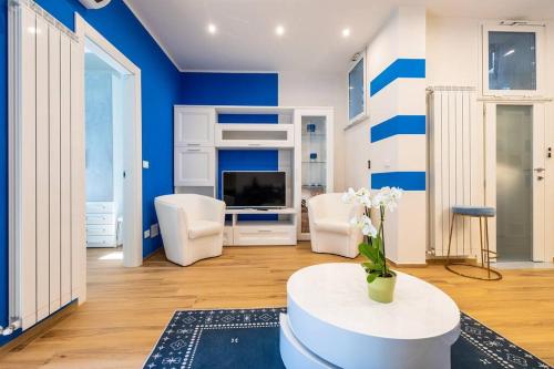 - un salon bleu et blanc avec un canapé et une table dans l'établissement Bianca Azzurra, à Finale Ligure