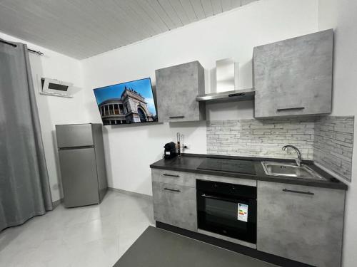 uma cozinha com um lavatório e um frigorífico em Casa vacanze La Bonta' di Palermo em Palermo