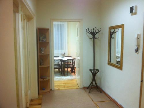 um corredor com um quarto com um espelho e uma mesa em Gogol 2BR Apartment em Sófia