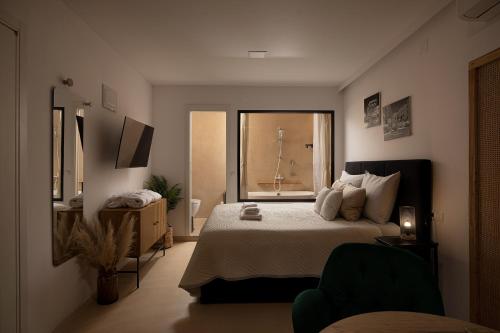 Deluxe Studio in City Center with Free Private Parking