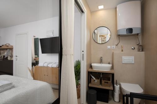 Deluxe Studio in Center with Parking and Bathtub