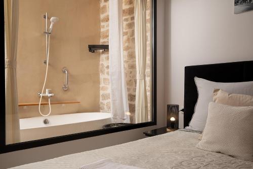 Deluxe Studio in Center with Parking and Bathtub