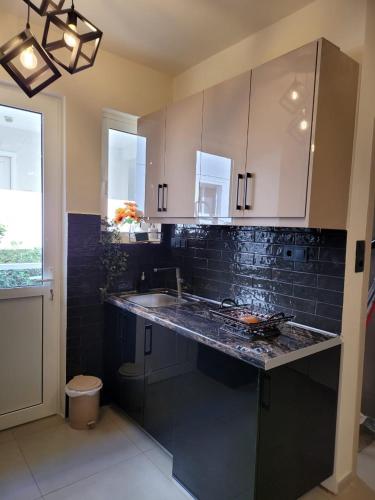 Dapur atau dapur kecil di Stephie's apartment by the sea