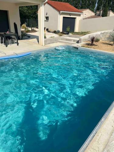สระว่ายน้ำที่อยู่ใกล้ ๆ หรือใน Villa Ambonil