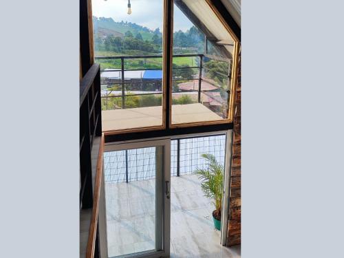 ホテルから撮影された、または一般的な山の景色