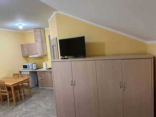 uma cozinha com televisão em cima dos armários em APARTAMENTS SUNRISE 