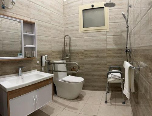 La salle de bains est pourvue de toilettes, d'un lavabo et d'une télévision. dans l'établissement فندق المدى العربية, à Jazan