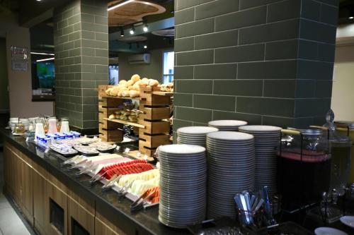 een buffet in een restaurant met borden en eten bij Transamerica Executive Nova Paulista in Sao Paulo