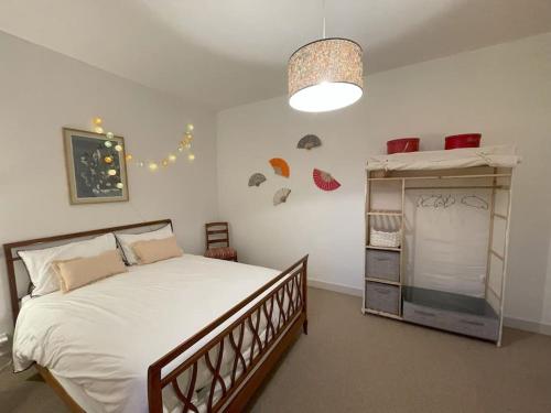 une chambre avec un grand lit et un petit placard dans l'établissement Manoir de famille proche lac, à Saint-Étienne-Cantalès