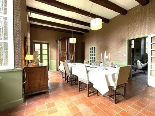 une grande salle à manger avec une table et des chaises dans l'établissement Manoir de famille proche lac, à Saint-Étienne-Cantalès