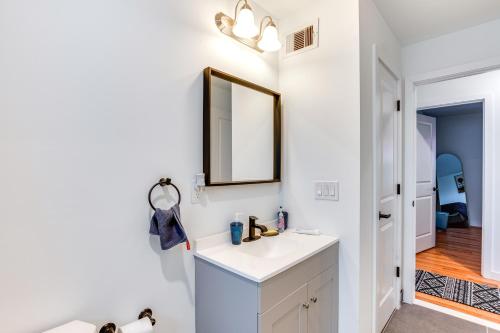 y baño con lavabo blanco y espejo. en Modern Elizabeth Apartment about 1 Mi to Train Station, en Elizabeth