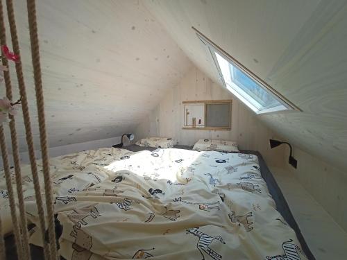 um quarto com uma cama num sótão em Posed Kubík em Zďár nad Sázavou