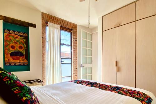 1 dormitorio con cama y ventana en Casa La Luz 1, en San Miguel de Allende