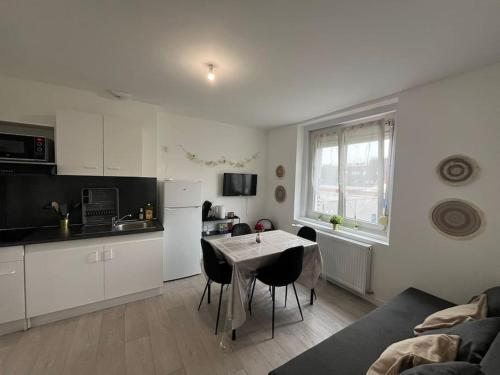 Dapur atau dapur kecil di Le flowers cottage 30m² 4 personnes