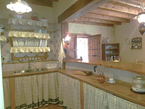 eine Küche mit einer Spüle und einer Arbeitsplatte in der Unterkunft Cortijo los Vélez in Vélez-Blanco