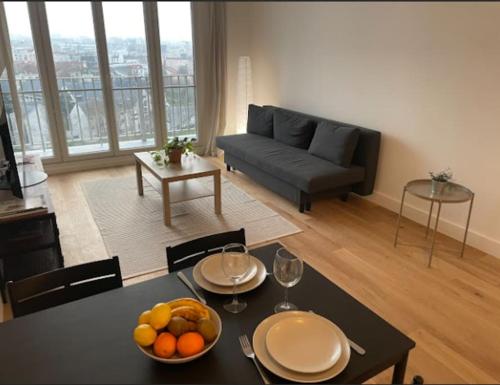 - un salon avec une table et des fruits dans l'établissement Appartement avec vue panoramique, à Saint-Denis