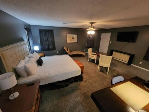 1 dormitorio con 1 cama grande y sala de estar en Sits on an acre near Grace land with 3 full baths en Memphis