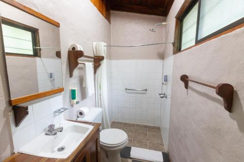 W łazience znajduje się toaleta, umywalka i prysznic. w obiekcie El Bosque Trails & Eco-Lodge w mieście Monteverde