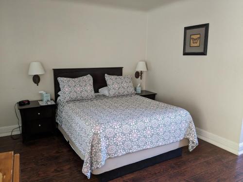 a bedroom with a bed and two night stands at Los Gatos Garden Inn Hotel in Los Gatos