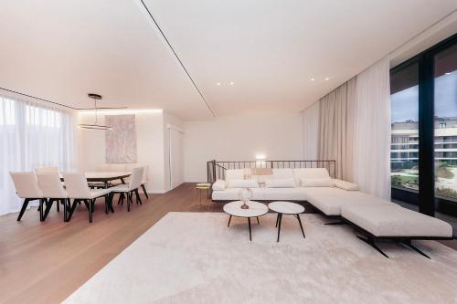 ein Wohnzimmer mit einem weißen Sofa und einem Tisch in der Unterkunft Villa within Resort, Umag, Istra in Savudrija