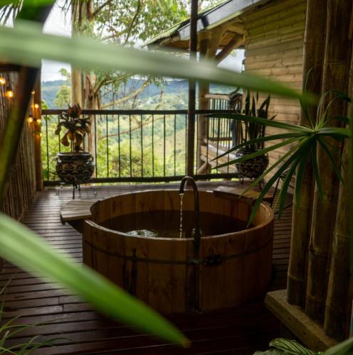 Taman di luar Hotel Kawa Mountain Retreat
