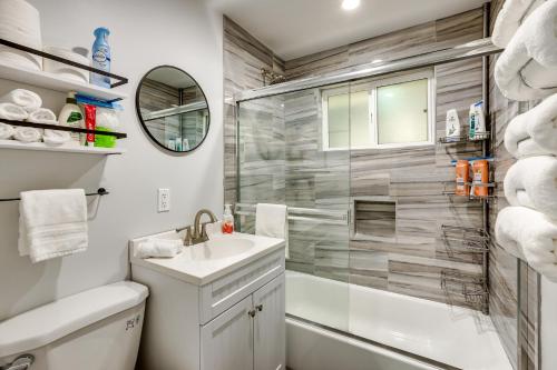 een witte badkamer met een wastafel en een douche bij Cozy Twin Peaks Cottage 4 Mi to Lake Arrowhead! in Twin Peaks