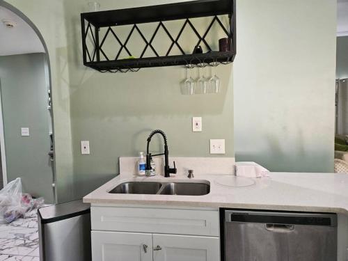 Il comprend une cuisine équipée d'un évier et d'un lave-vaisselle. dans l'établissement Remodeled 7 bedrooms in Westwood Neighborhood, à Memphis