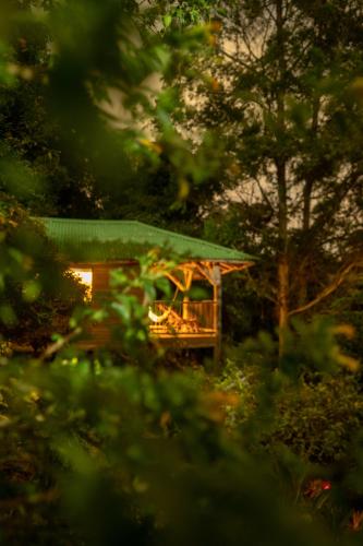 Taman di luar Hotel Kawa Mountain Retreat
