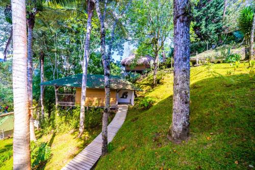 Taman di luar Hotel Kawa Mountain Retreat
