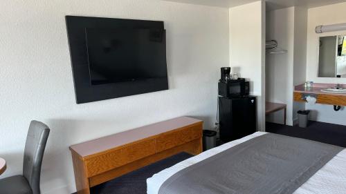 Postel nebo postele na pokoji v ubytování Harbor Inn