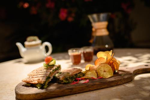 un plato de comida con carne y verduras en una mesa en Sonesta Posadas del Inca - Valle Sagrado Yucay Urubamba en Urubamba