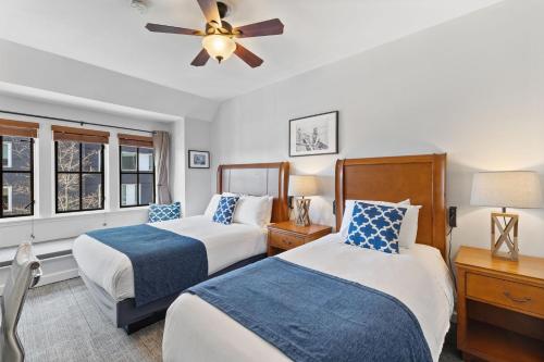 Ένα ή περισσότερα κρεβάτια σε δωμάτιο στο College Inn Hotel