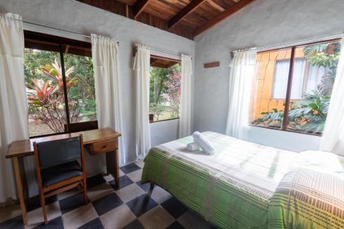 Postel nebo postele na pokoji v ubytování Elida Lodge Monteverde