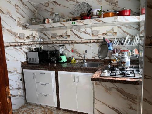 eine Küche mit einer Spüle und einer Arbeitsplatte in der Unterkunft old city apartment + free couscous on Friday in Tangier
