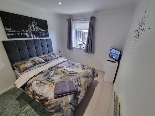a bedroom with a king sized bed in a room at Waterfront Retreat - Modern Apartment in Burnham on Crouch