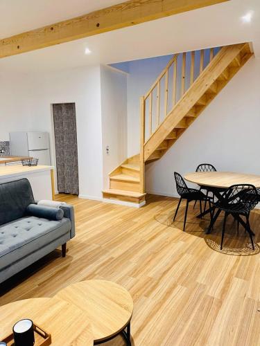 un salon avec un canapé et une table dans l'établissement Maison de ville, à Barbezieux-Saint-Hilaire